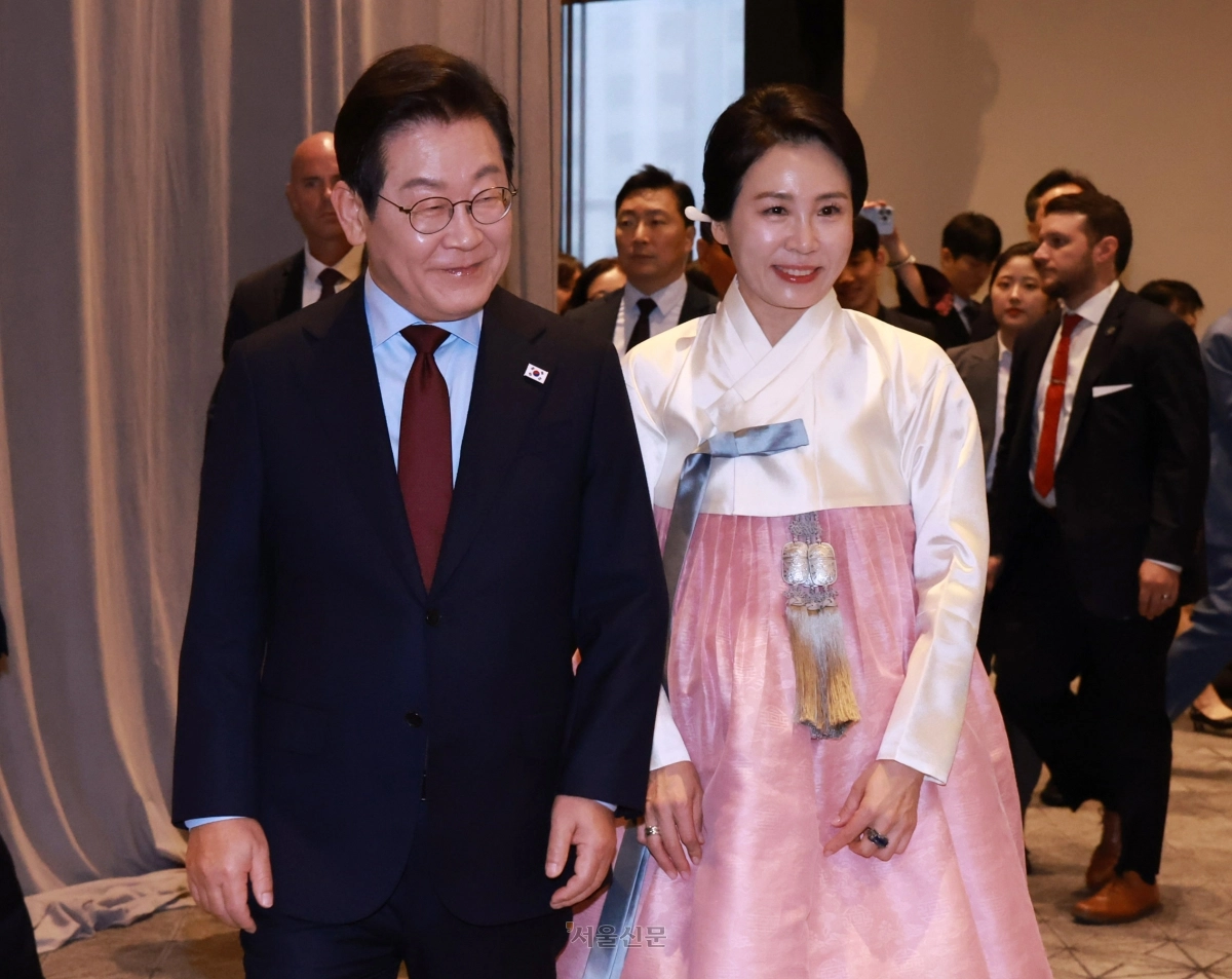 동포 만찬 간담회 입장하는 이재명 대통령 부부