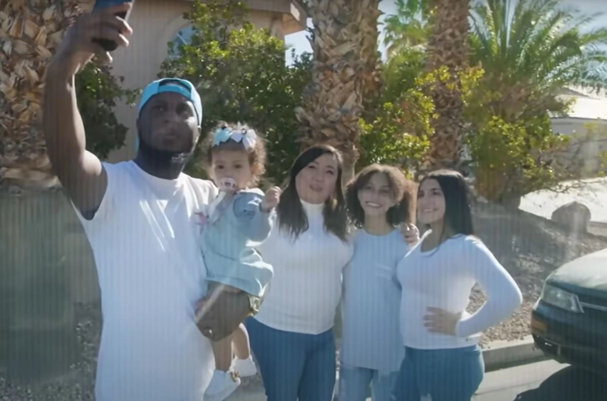 일부다처제 가정을 이루고 있는 트렐과 그의 가족들. 유튜브 캡처