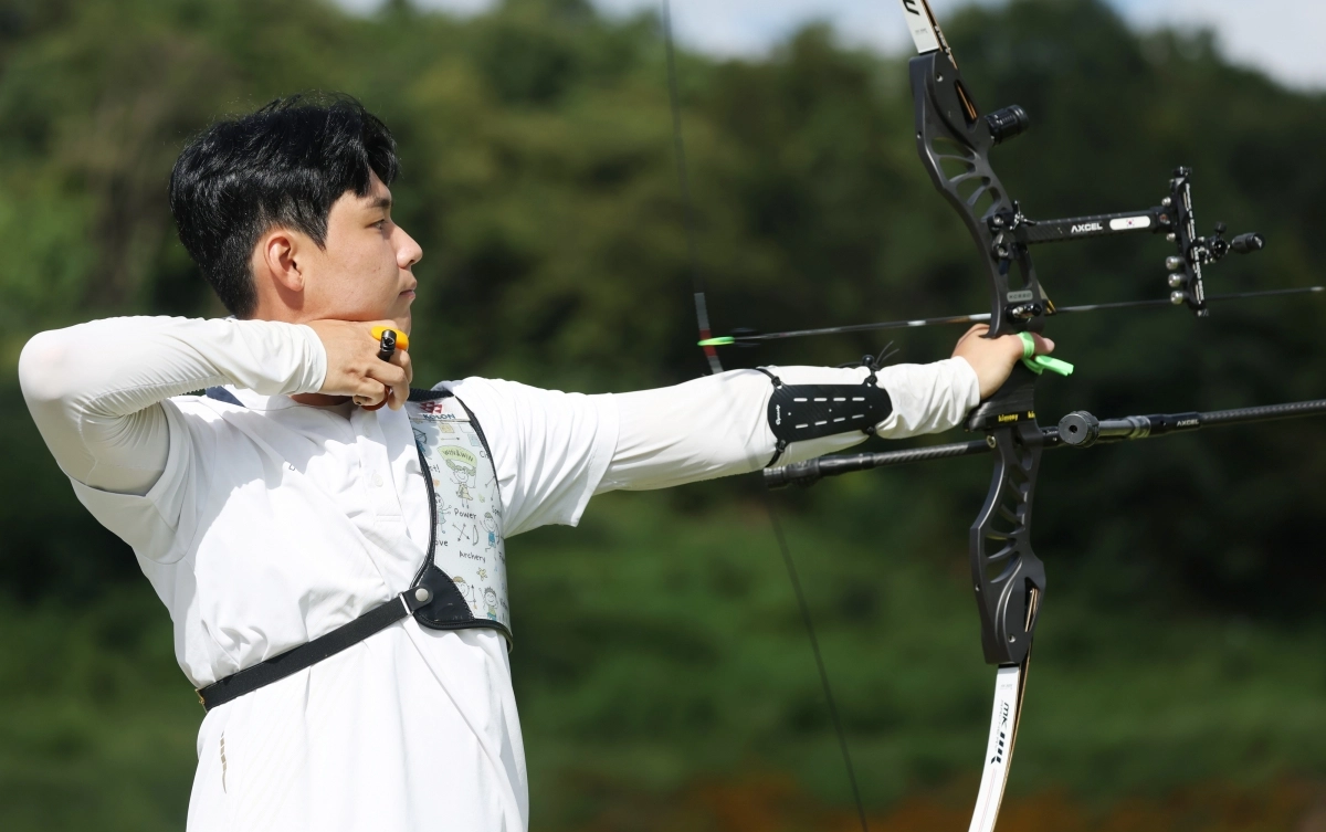 한국 양궁 국가대표 이우석이 10일 광주 국제양궁장에서 열린 2025 세계양궁선수권대회 리커브 남자 개인전 32강 아오시마 데쓰야(일본)와의 경기에서 활시위를 당기고 있다. 광주 연합뉴스