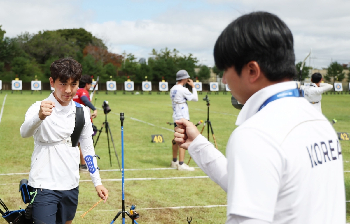 한국 양궁 국가대표 김제덕이 10일 광주 국제양궁장에서 열린 2025 세계양궁선수권대회 리커브 남자 개인전 32강에서 안드레스 가야르도(칠레)를 꺾은 뒤 기뻐하고 있다. 광주 연합뉴스