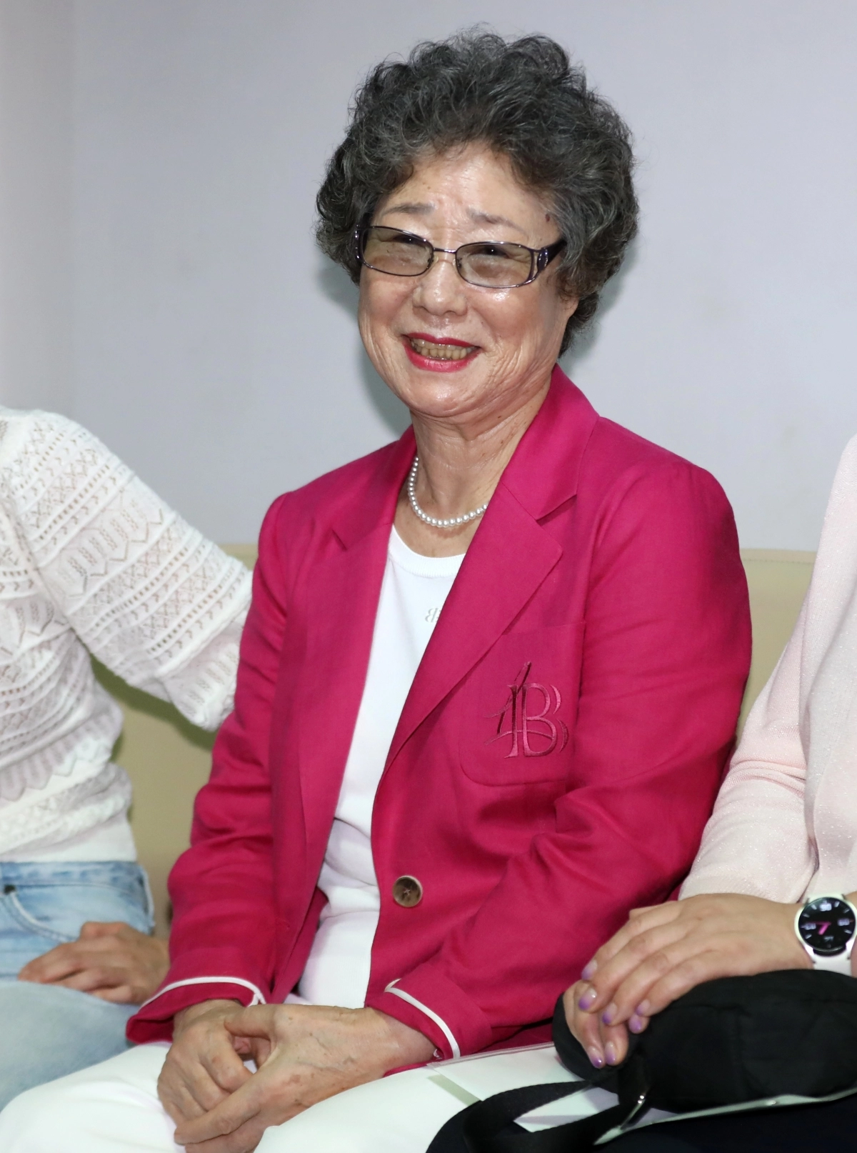 61년 전 성폭행범 혀를 깨물어 집행유예 확정판결을 받았던 최말자 씨가 10일 오후 부산 연제구 부산지방법원에서 열리는 재심 선고공판을 기다리고 있다. 최 씨는 19세였던 1964년 5월 6일 집에 돌아가던 중 자신을 성폭행하려던 남성(당시 21세)에게 저항하다 입 안에 들어온 혀를 깨물어 1.5㎝가량 절단되게 한 혐의로 부산지법에서 징역 10월에 집행유예 2년을 선고받았다. 최 씨는 성폭행에 저항한 정당방위라고 주장했지만, 당시 법원은 이를 받아들이지 않았다. 2025.9.10 뉴스1