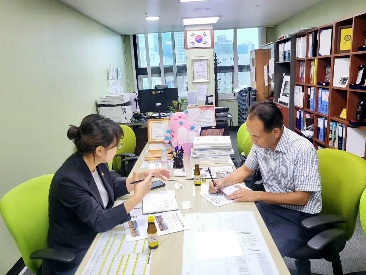 김혜영 의원이 지난 9일 서울시의회 의원회관 연구실에서 서울시 미래한강본부 녹지관리과 관계자에게 뚝섬한강공원 황톳길 관리 부실 문제에 대한 해결을 논의하고 있다.