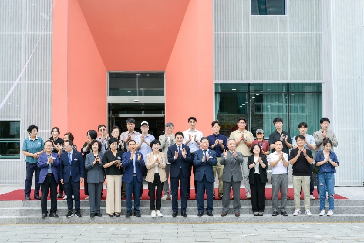 원도심 애니메이션·웹툰 클러스터 입주기업 환영행사에 참석한 입주기업 대표, 지역 관련 학과 교수 및 학생, 원도심 건축주 대표 등이 단체 사진을 촬영하고 있다.