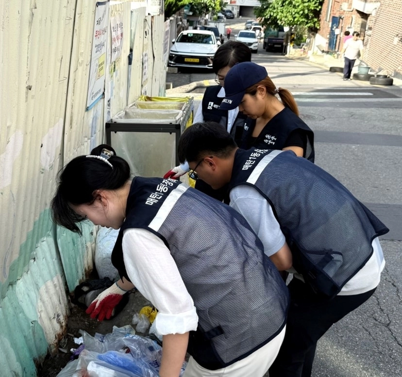 ‘새빛 환경수호자’들이 쓰레기 샘플링을 하고 있다. (수원시 제공)