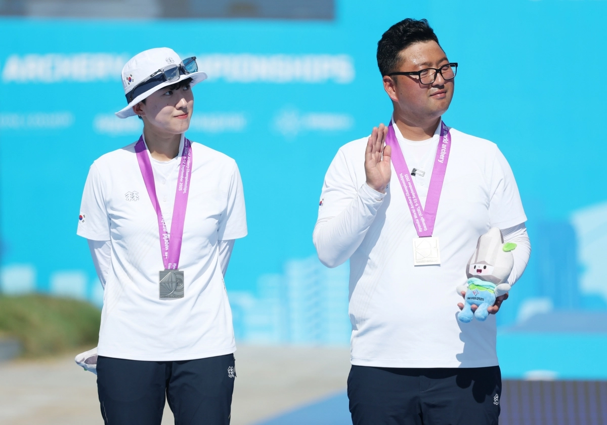 한국 양궁 국가대표 안산과 김우진이 10일 광주 5·18민주광장 특설경기장에서 열린 2025 광주 세계양궁선수권대회 리커브 혼성단체전 결승에서 패배한 뒤 은메달을 목에 걸고 있다. 광주 연합뉴스