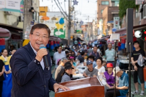 김경호 서울 광진구청장이 면곡막걸리축제에서 인사말을 하고 있다.   광진구 제공