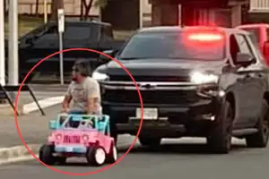 “걷는 게 빠를 것 같은데”…시내 도로서 장난감 자동차 운전한 남성 최후