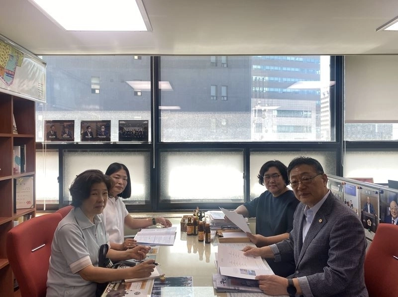 지난 5일 시의회에서 암사동 495번지 일대 모아주택 추진과 관련, 주민들과 서울시 담당자 간 간담회를 연 김영철 의원