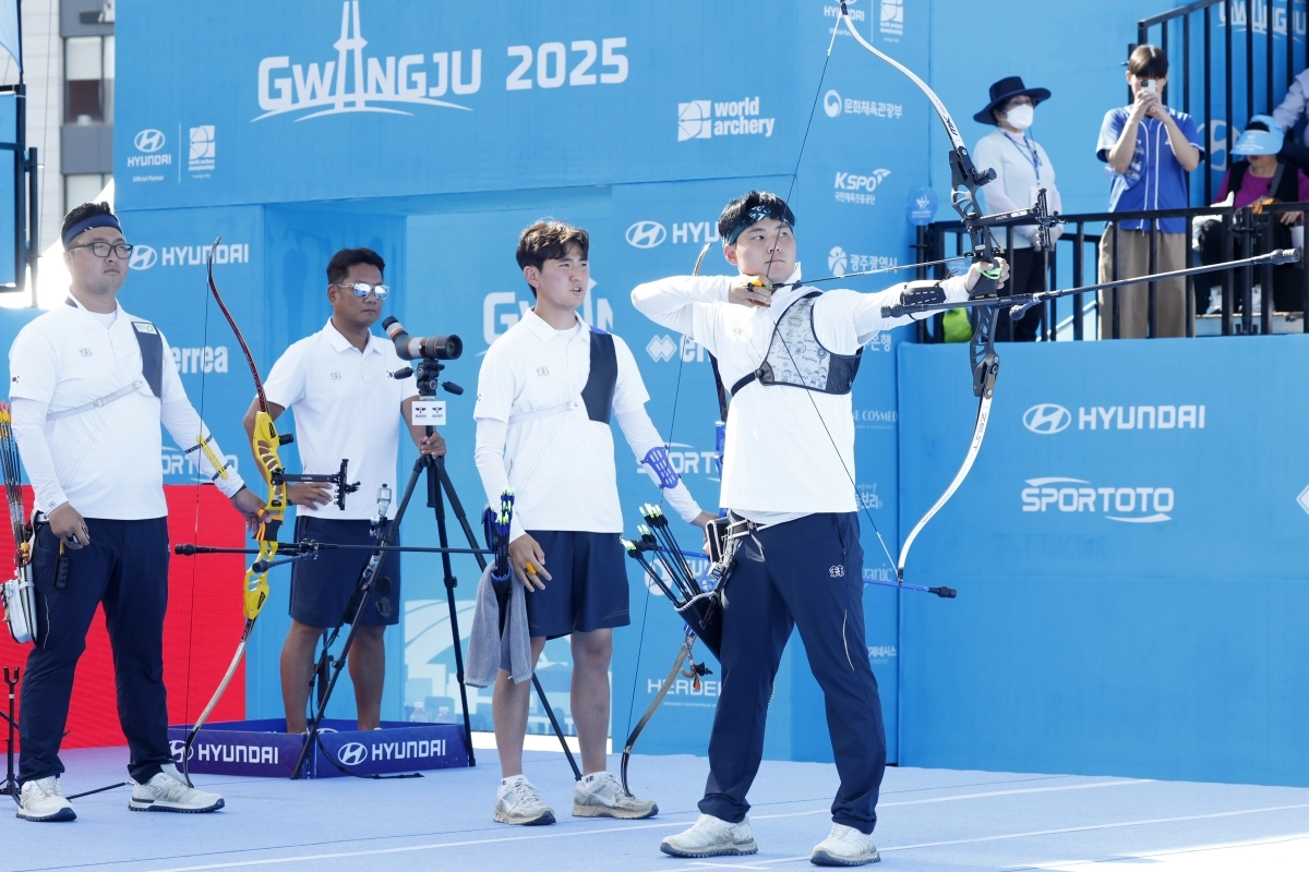 김제덕, 김우진, 이우석의 한국 양궁 남자 단체팀이 10일 광주 5·18 민주광장 특설경기장에서 열린 2025 광주 세계양궁선수권대회 리커브 남자 단체전 결승에서 미국을 상대하고 있다. 광주 뉴스1