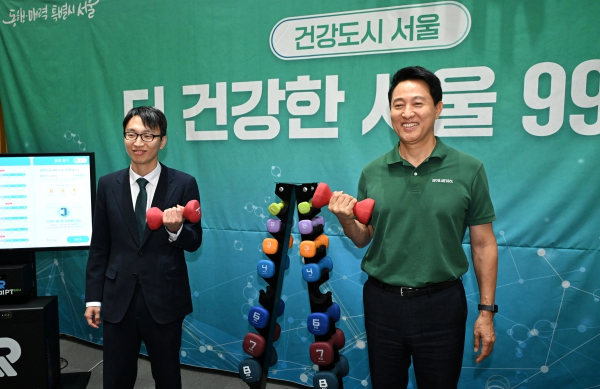 오세훈(오른쪽) 서울시장이 10일 시청 대회의실에서 건강도시 종합계획  ‘더 건강한 서울 9988’ 발표에 앞서 정희원 서울건강총괄관과 함께 덤벨을 들고 있다.   서울시 제공