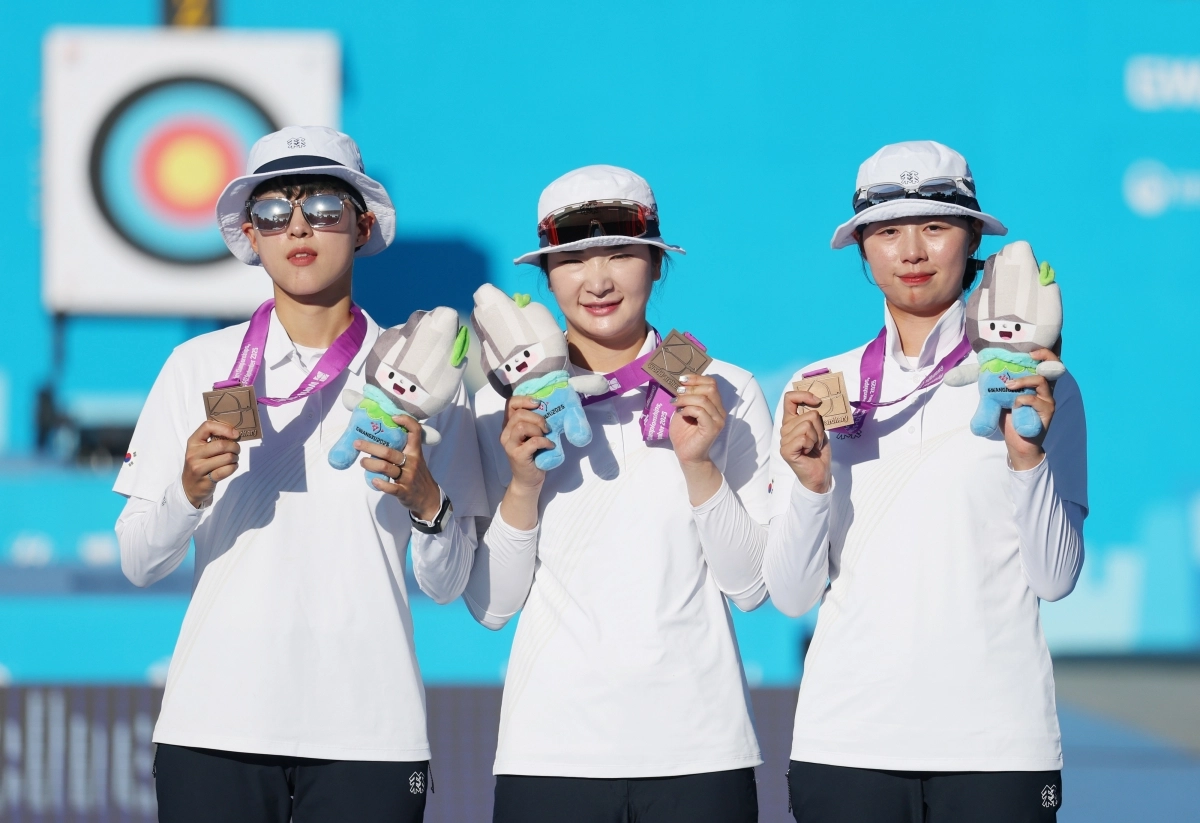 안산, 강채영, 임시현 등 한국 양궁 여자 단체팀이 10일 광주 5·18 민주광장 특설경기장에서 열린 2025 광주 세계양궁선수권대회 리커브 여자 단체 동메달결정전에서 인도를 꺾은 뒤 기뻐하고 있다. 광주 연합뉴스