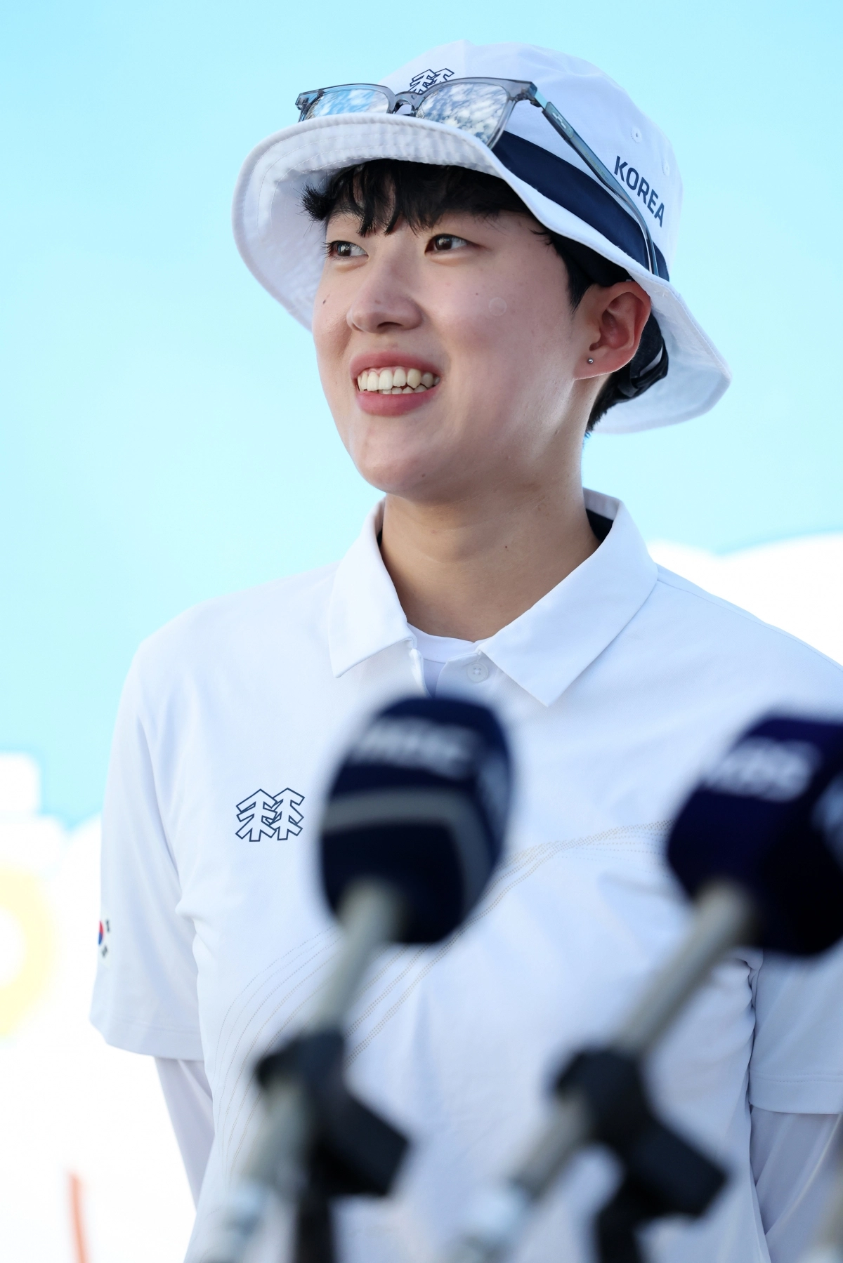 한국 양궁 국가대표 안산이 10일 광주 5·18 민주광장 특설경기장에서 열린 2025 광주 세계양궁선수권대회 리커브 여자 단체전에서 동메달을 딴 뒤 웃고 있다. 광주 뉴스1