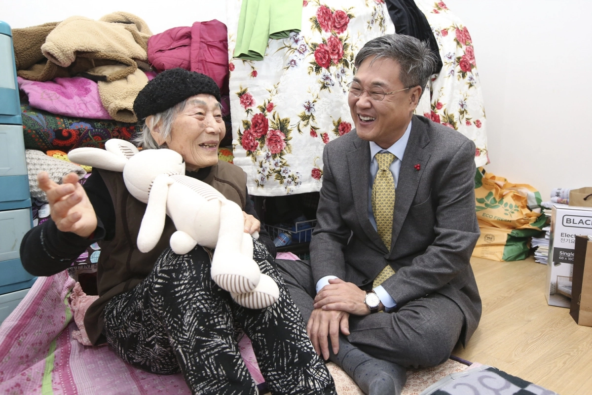 홀몸 어르신 가정을 방문한 정문헌 종로구청장