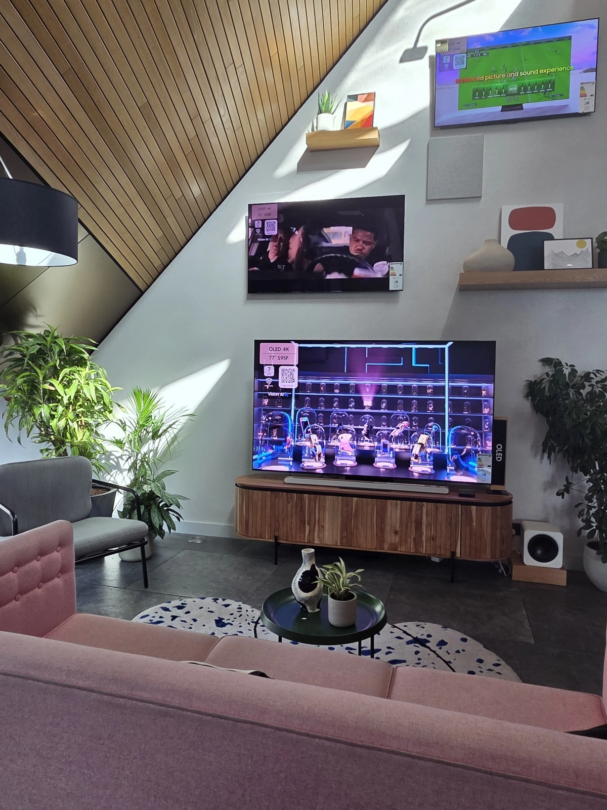 9일(현지시간) 영국 런던에 위치한 삼성전자 킹스크로스 매장이 실제 영국의 가정집 거실처럼 꾸며져 있다. 런던 곽소영 기자