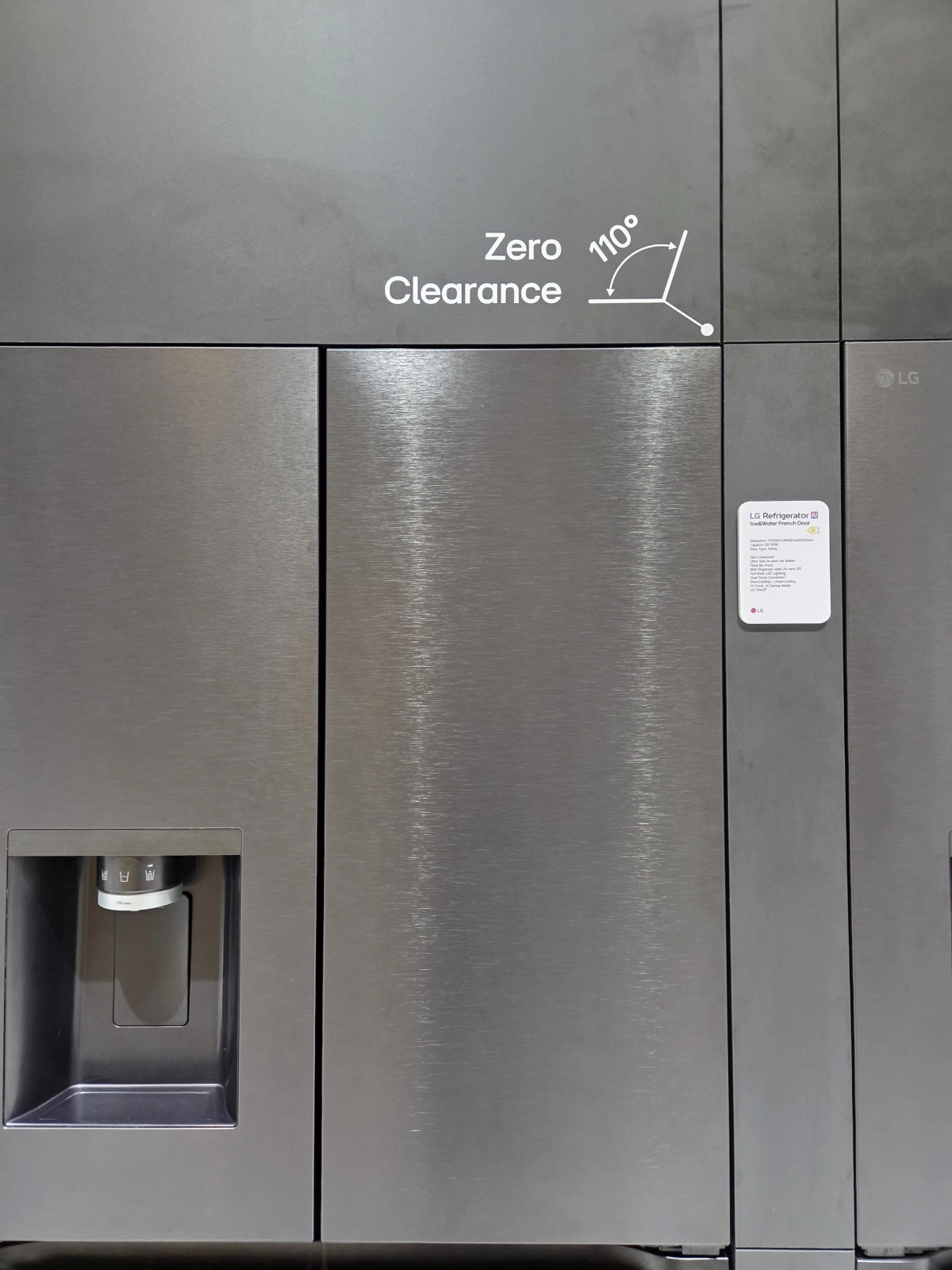 5일(현지 시간) 독일 베를린에서 열린 ‘IFA 2025’의 LG전자 전시관에 ‘제로 클리어런스 힌지’ 기술이 적용된 [냉장고가 전시돼있다. 베를린 곽소영 기자