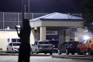 외교부 “트럼프가 구금자 美에 계속 남으라 권해 귀국 절차 지연”