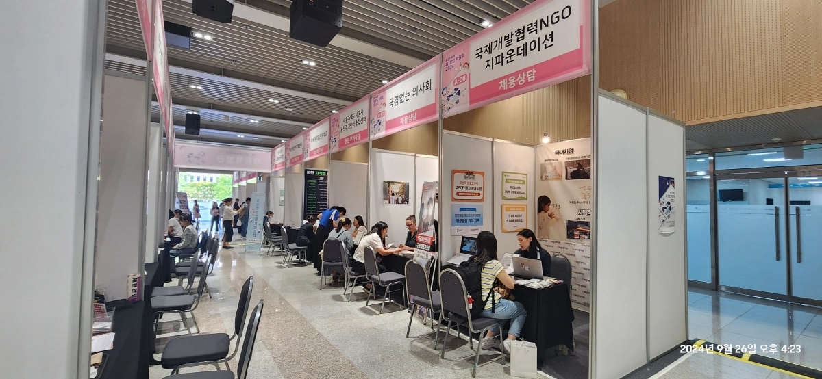 서울 용산구가 지난해 숙명여대와 연 취창업 페스타에서 참가자들이 상담받고 있다. 용산구 제공