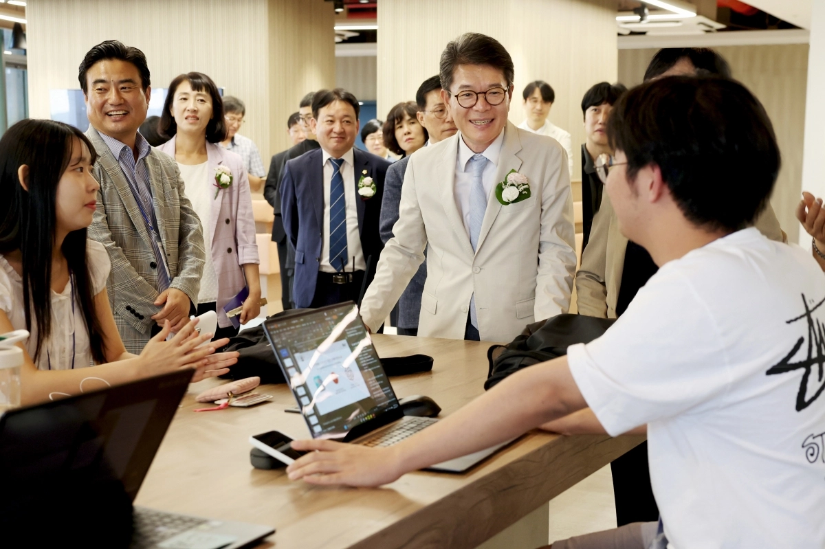 정원오(가운데) 서울 성동구청장이 지난 5일 성수동에 있는 ‘성동청년 창업이룸센터’에서 입주 청년들과 대화를 나누고 있다. 성동구 제공