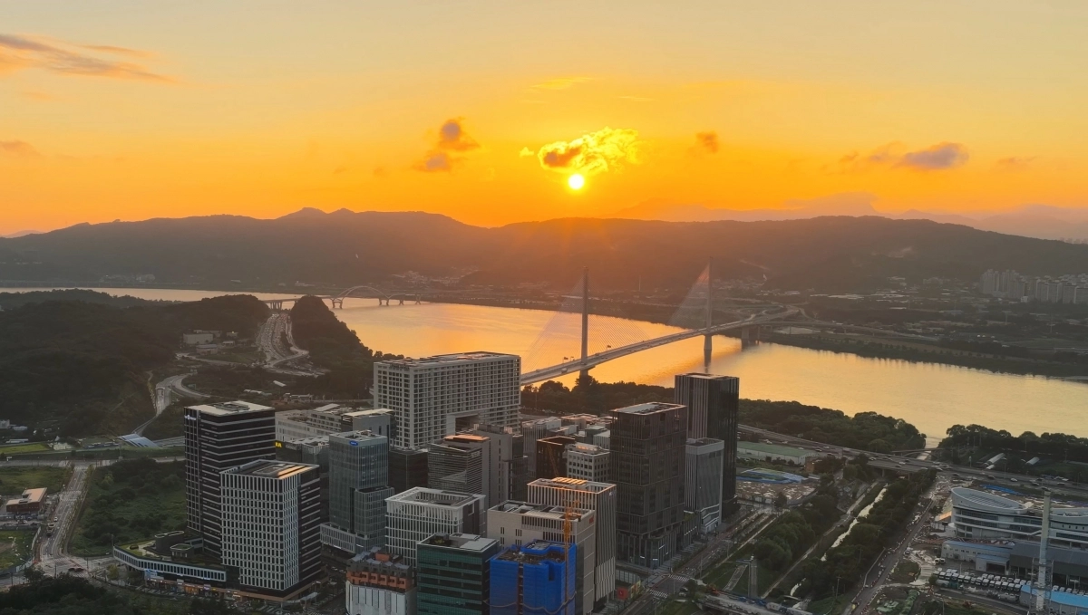 서울 강동구 한강변의 석양. 강동구 제공