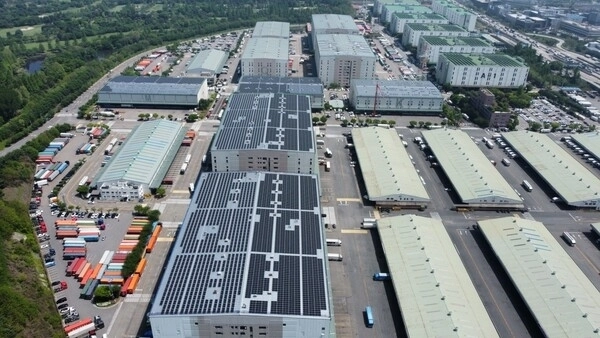 경기도 최대 규모인 군포복합물류단지에 조성된 지붕형 태양광발전소.﻿ 경기도 제공