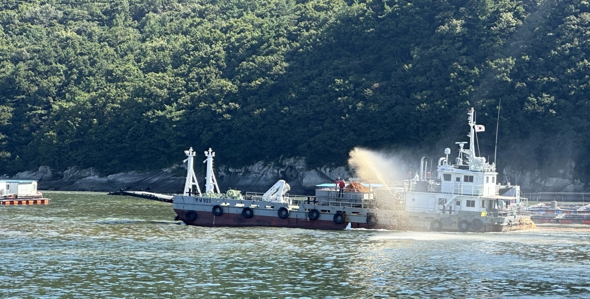 전남도가 적조 피해 예방을 위해 적조주의보 발령 해역에 황토를 살포하고 있다.