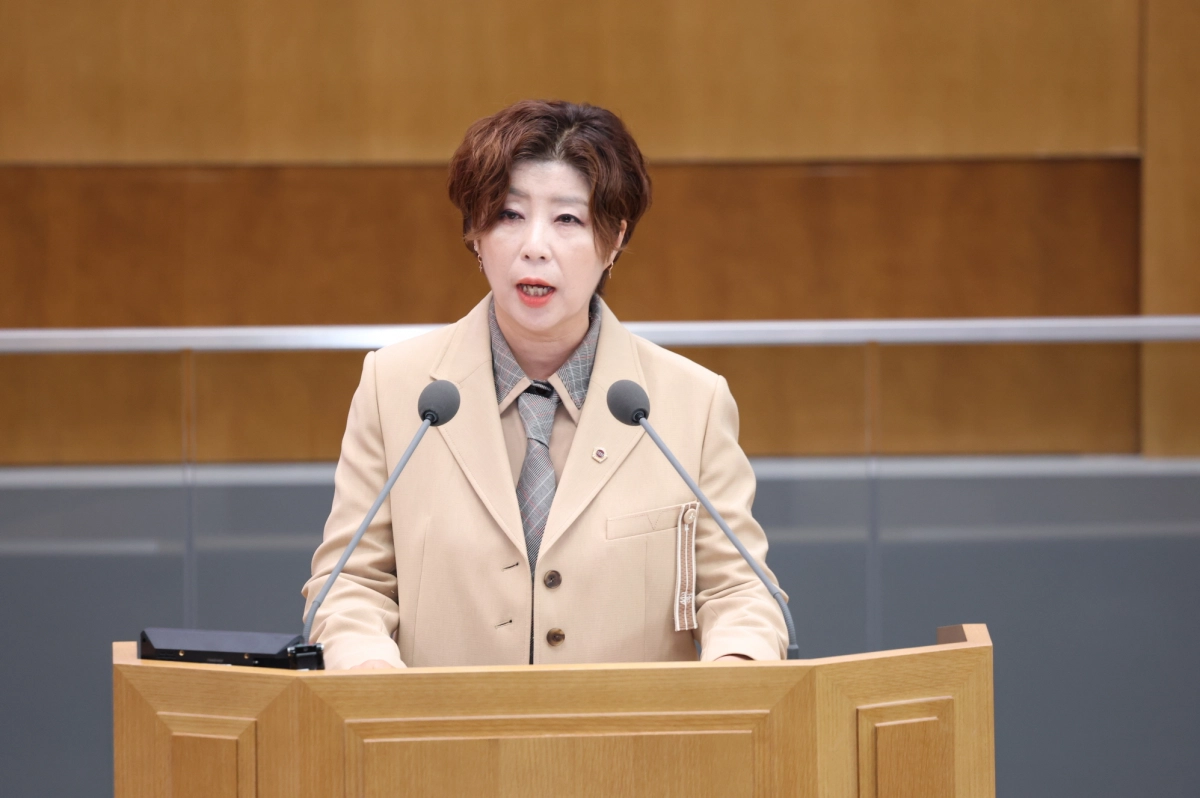 정경자 의원이 9월 9일 열린 경기도의회 제386회 임시회 본회의에서 김동연 경기도지사와 임태희 교육감을 상대로 장애인 고용 실효성 문제를 제기하고 있다. (사진=경기도의회)