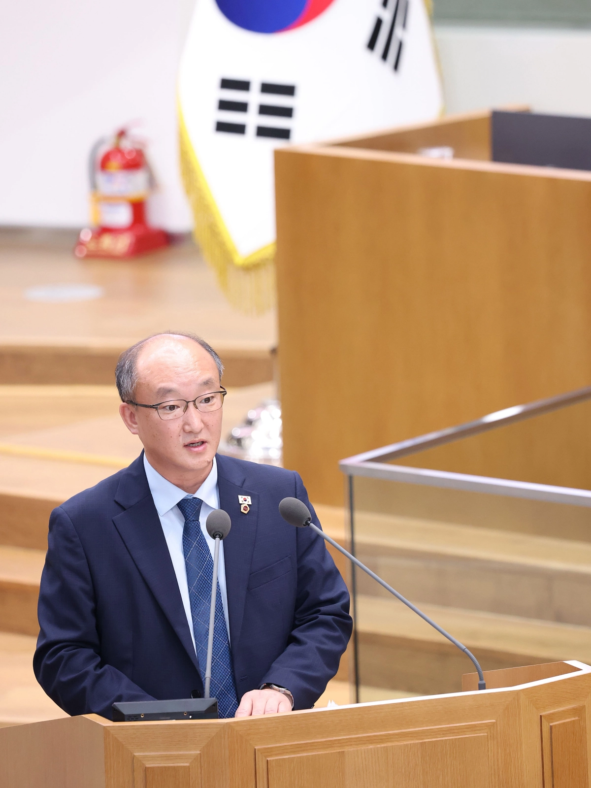 김동영 의원(건설교통위원회 부위원장)이 9월 8일 열린 교육행정에 대한 대집행부질문에서 ‘어린이·청소년 교통비 지원사업’에 경기도교육청의 동참을 요구하고 있다. (사진=경기도의회)