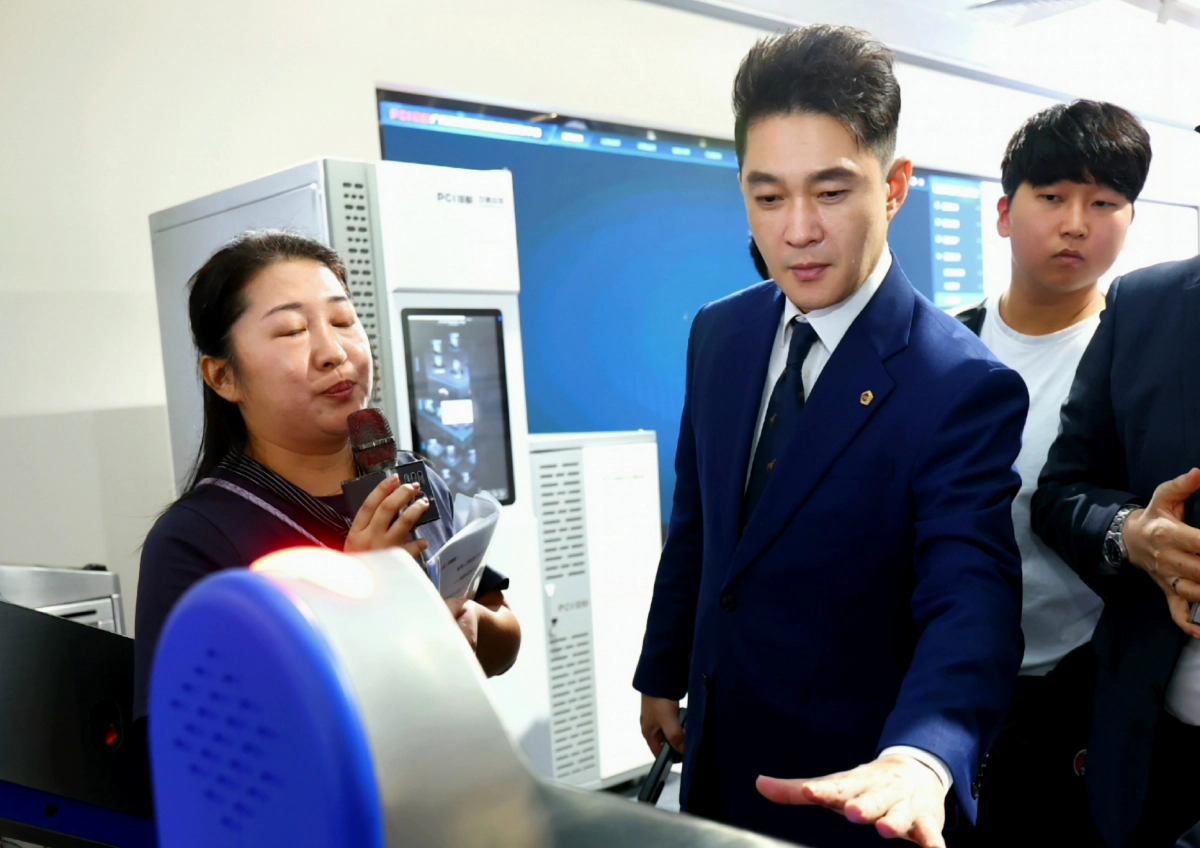 전석훈 의원(미래과학협력위원회)이 중국 광저우 스마트도시 전문 기업 PCI(Perfect City Intelligence)를 방문해 시설을 둘러보고 있다. (사진=경기도의회)