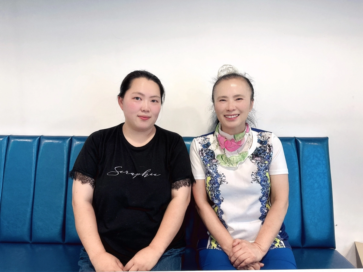 ‘우리동네 장천동’ 노래를 부른 임영신(왼쪽) 장천동 주민자치회 사무국장과 작사가 이채인 통장협의회장이 포즈를 취하고 있다.