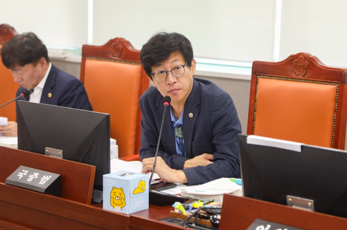 국중범 의원이 제386회 임시회 안전행정위원회 2025년도 추가경정예산안 심사에서 경기도의 고향사랑기부제 운영 실태를 점검하고 있다. (사진=경기도의회)