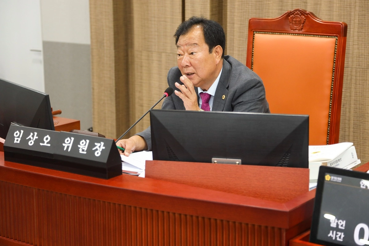 안전행정위원회 임상오 위원장이 9월 10일 자치행정국을 대상으로 한 제386회 임시회 제2차 추경 예산안 심사에서 행정 전반에 대한 질의를 진행하고 있다. (사진=경기도의회)
