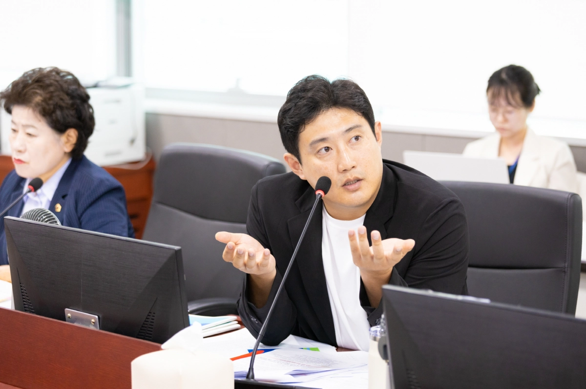 이상원 의원이 9월 10일 열린 경제·사회혁신경제 분야 출연금 동의안 심사에서, 지방출자·출연기관 예산편성 세부지침에 따른 철저한 준수를 당부하고 있다. (사진=경기도의회)