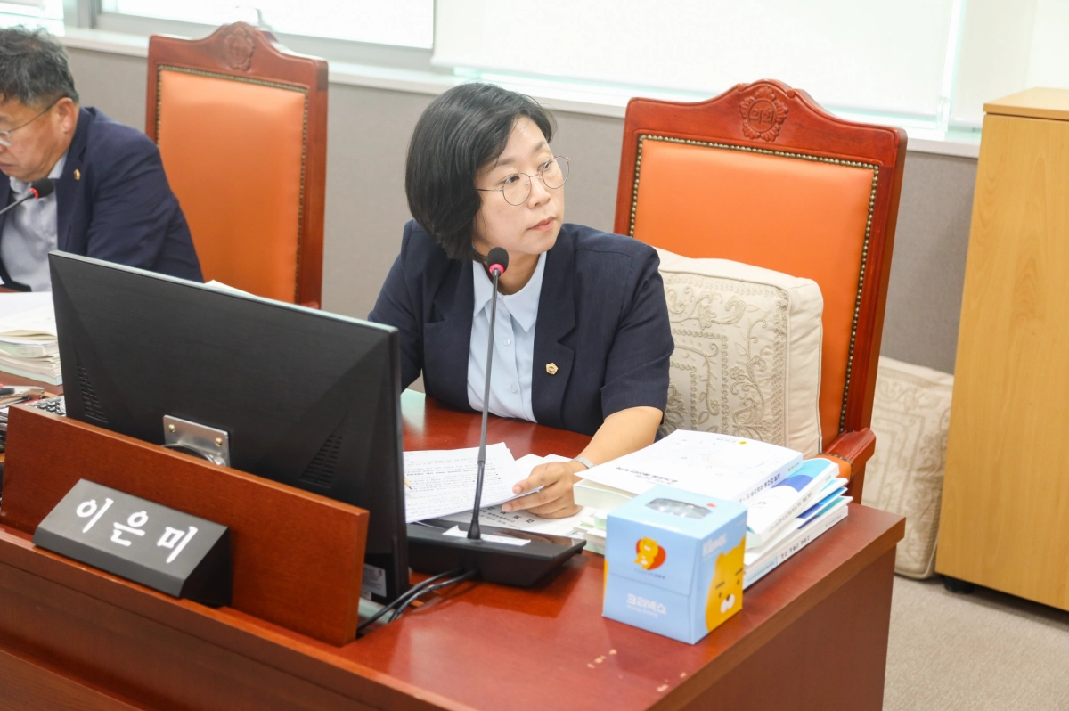 안전행정위원회 이은미 의원이 9월 10일 열린 경기도 제2차 추가경정 예산안 심의에서 선감학원 사건 피해자 지원, 특별법 제정 등 중앙정부와 경기도의 적극 협력을 주문하고 있다. (ㅅ진=경기도의회)