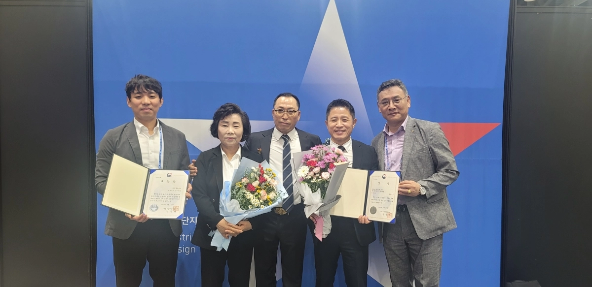 영암군이 산업단지 구조고도화 어워드 산자부장관상 수상하고 있다.