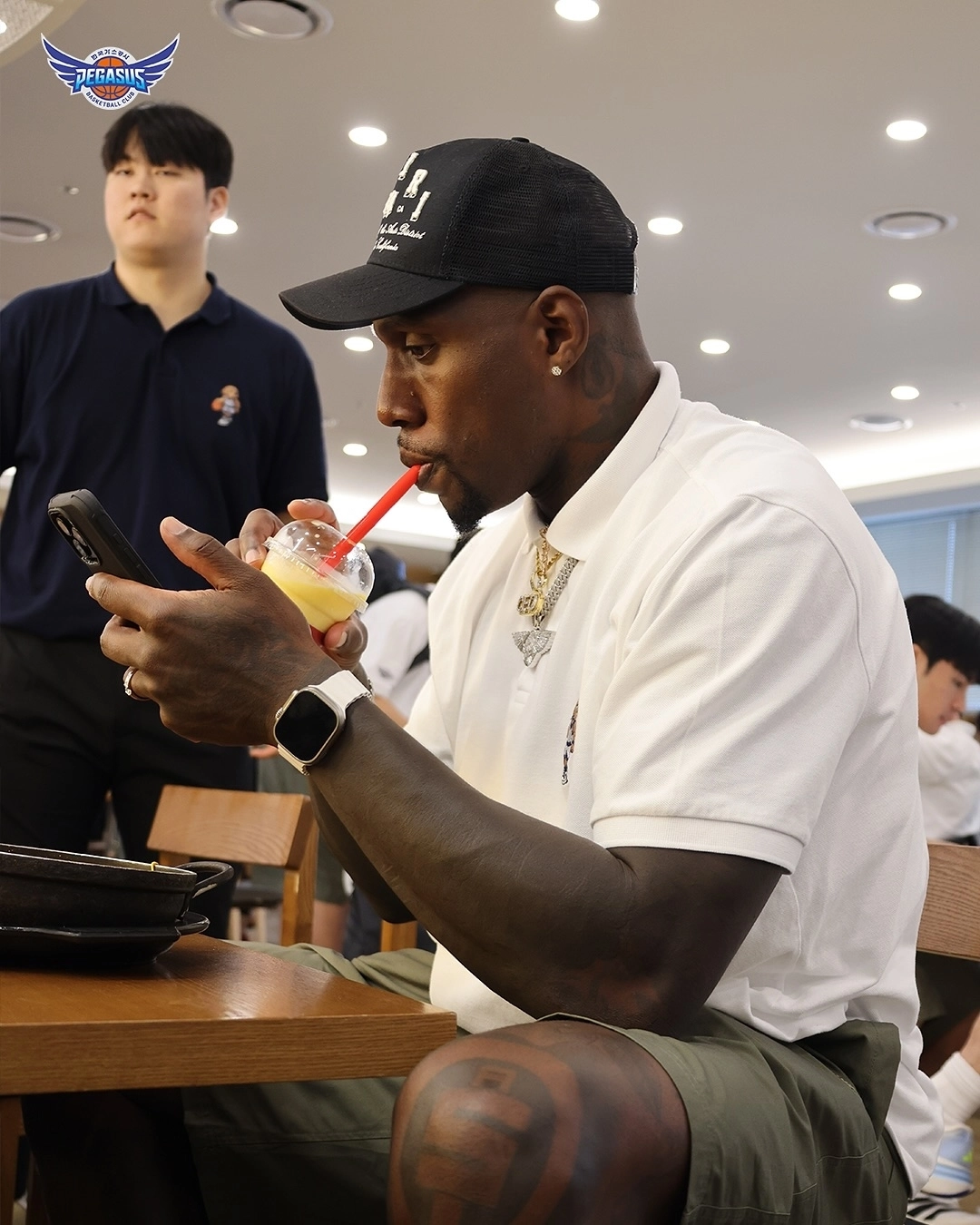 대구 한국가스공사 라건아가 지난 8일 대구국제공항을 통해 전지훈련지인 일본으로 출국하면서 음료수를 마시고 있다. 대구 한국가스공사 소셜미디어