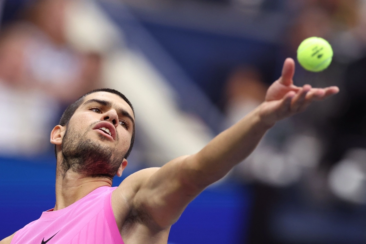 7일(현지시간) 미국 뉴욕 USTA 빌리진킹 내셔널 테니스 센터에서 열린 US오픈 테니스 대회 15일차 남자 단식 결승전에서 스페인의 카를로스 알카라스가 이탈리아의 얀니크 신네르를 상대로 서브를 넣고 있다. 2025.9.7 AFP 연합뉴스