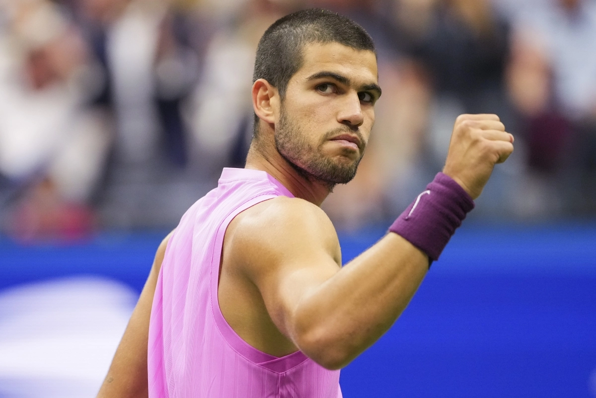 7일(현지시간) 미국 뉴욕 USTA 빌리진킹 내셔널 테니스 센터에서 열린 US오픈 테니스 대회 15일차 남자 단식 결승전에서 스페인의 카를로스 알카라스가 이탈리아의 얀니크 신네르를 상대로 득점한 후 기뻐하고 있다. 2025.9.7 AP 연합뉴스