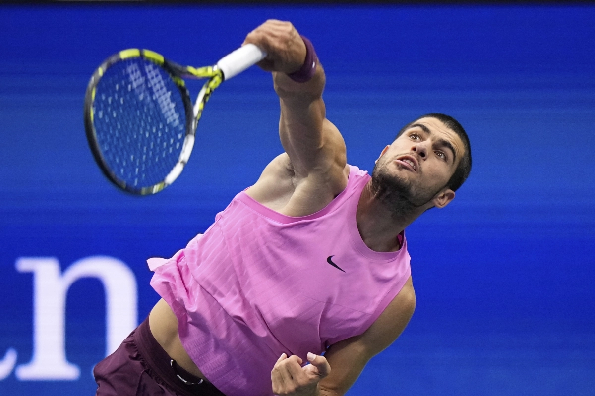 7일(현지시간) 미국 뉴욕 USTA 빌리진킹 내셔널 테니스 센터에서 열린 US오픈 테니스 대회 15일차 남자 단식 결승전에서 스페인의 카를로스 알카라스가 이탈리아의 얀니크 신네르를 상대로 경기를 하고 있다. 2025.9.7 AP 연합뉴스