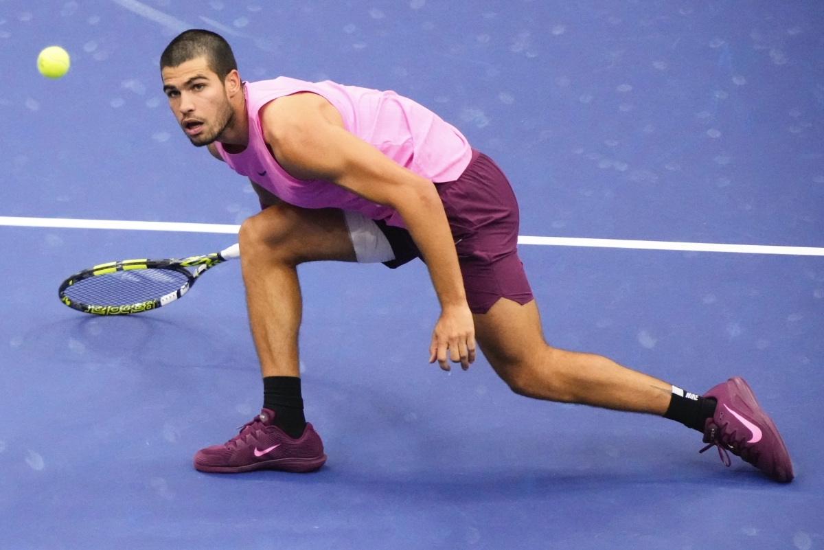 7일(현지시간) 미국 뉴욕 USTA 빌리진킹 내셔널 테니스 센터에서 열린 US오픈 테니스 대회 15일차 남자 단식 결승전에서 스페인의 카를로스 알카라스가 이탈리아의 얀니크 신네르를 상대로 경기를 하고 있다. 2025.9.7 AP 연합뉴스