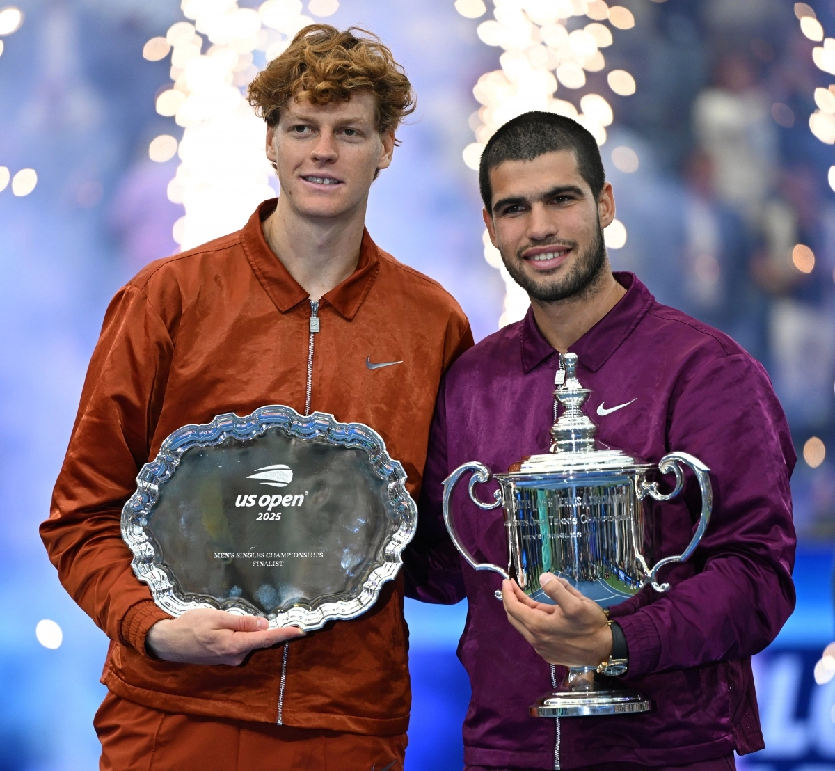 7일(현지시간) 미국 뉴욕 USTA 빌리진킹 내셔널 테니스 센터에서 열린 US오픈 테니스 대회 15일차 남자 단식 결승전 후 시상식에서 우승을 거머쥔 스페인의 카를로스 알카라스(오른쪽)와 2위를 차지한 이탈리아의 얀니크 신네르(왼쪽)가 트로피를 들고 포즈를 취하고 있다. 2025.9.7 신화 연합뉴스