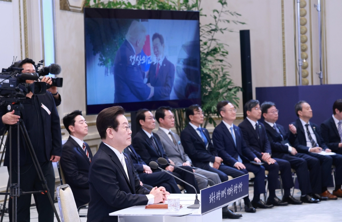 영상보는 이재명 대통령과 참모진