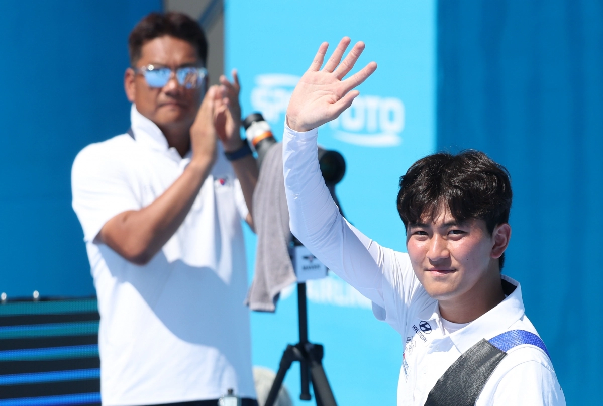 한국 양궁 국가대표 김제덕이 10일 광주 5·18민주광장 특설경기장에서 열린 2025 광주 세계양궁선수권대회 리커브 남자 개인전 16강에서 가와타 유키를 꺾은 뒤 관중들 환호에 화답하고 있다. 광주 연합뉴스