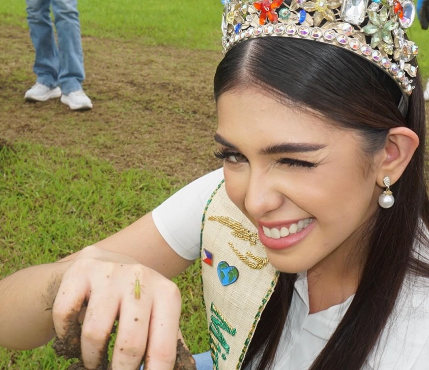필리핀에서 최대 2조원 규모의 홍수 방지 사업 예산이 비리로 사라졌다는 의혹이 확산하는 가운데, 최근 미스 필리핀 어스로 뽑힌 조이 바코마(26)가 공개 비판에 나서 눈길을 끌고 있다. 인스타그램 캡처