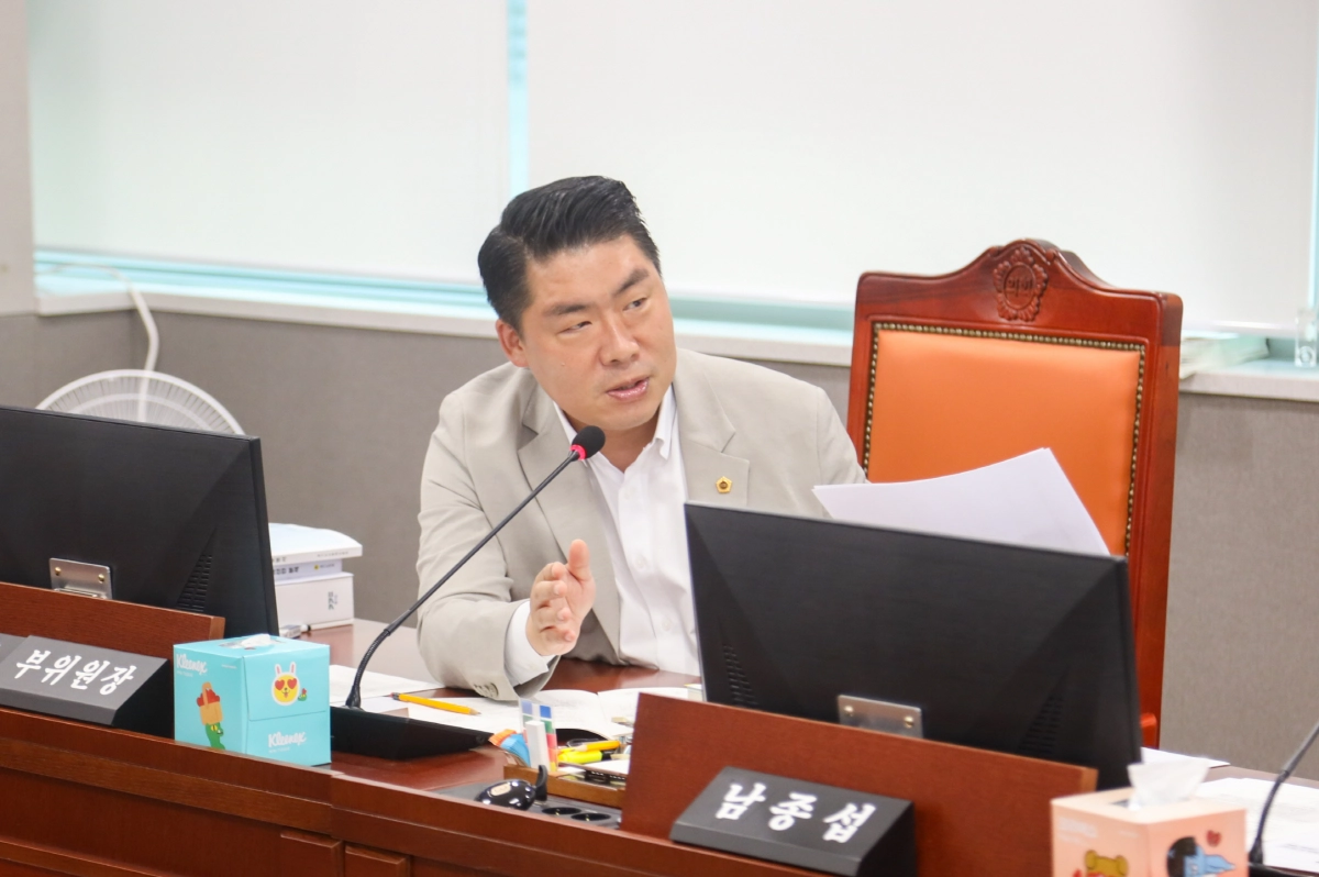 안전행정위원회 유경현 의원. 9월 10일 열린 경기도 제2차 추가경정 예산안 심의에서 증가 추세인 아동, 치매노인 예방위한 사전 지문등록 사업 중요성 강조. (사진=경기도의회)
