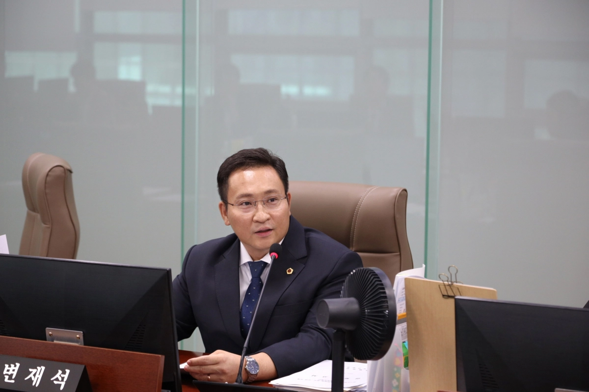교육행정위원회 변재석 의원. 9월 10일 열린 제386회 경기도의회 임시회 교육행정위원회 회의에서 생활권 기반 통학 안전 고려한 학군 재설계, 학부모 의견수렴 추진 촉구. (사진=경기도의회)