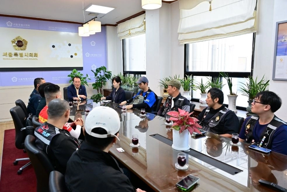 지난 10일 서울시의회에서 배달플랫폼 종사자들과 대화의 시간을 가진 이종환 부의장(가운데)