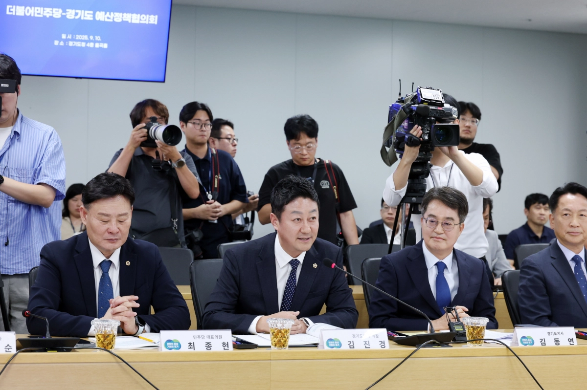 김진경 의장이 예산정책협의회 회의에서 모두발언을 통해 도민 민생 안정을 위한 국비 지원사격을 요청하고 있다. (사진=경기도의회)