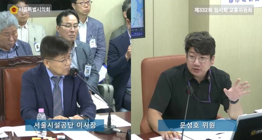 한국영 이사장(왼쪽)과 논의하는 문성호 서울시의원(오른쪽)