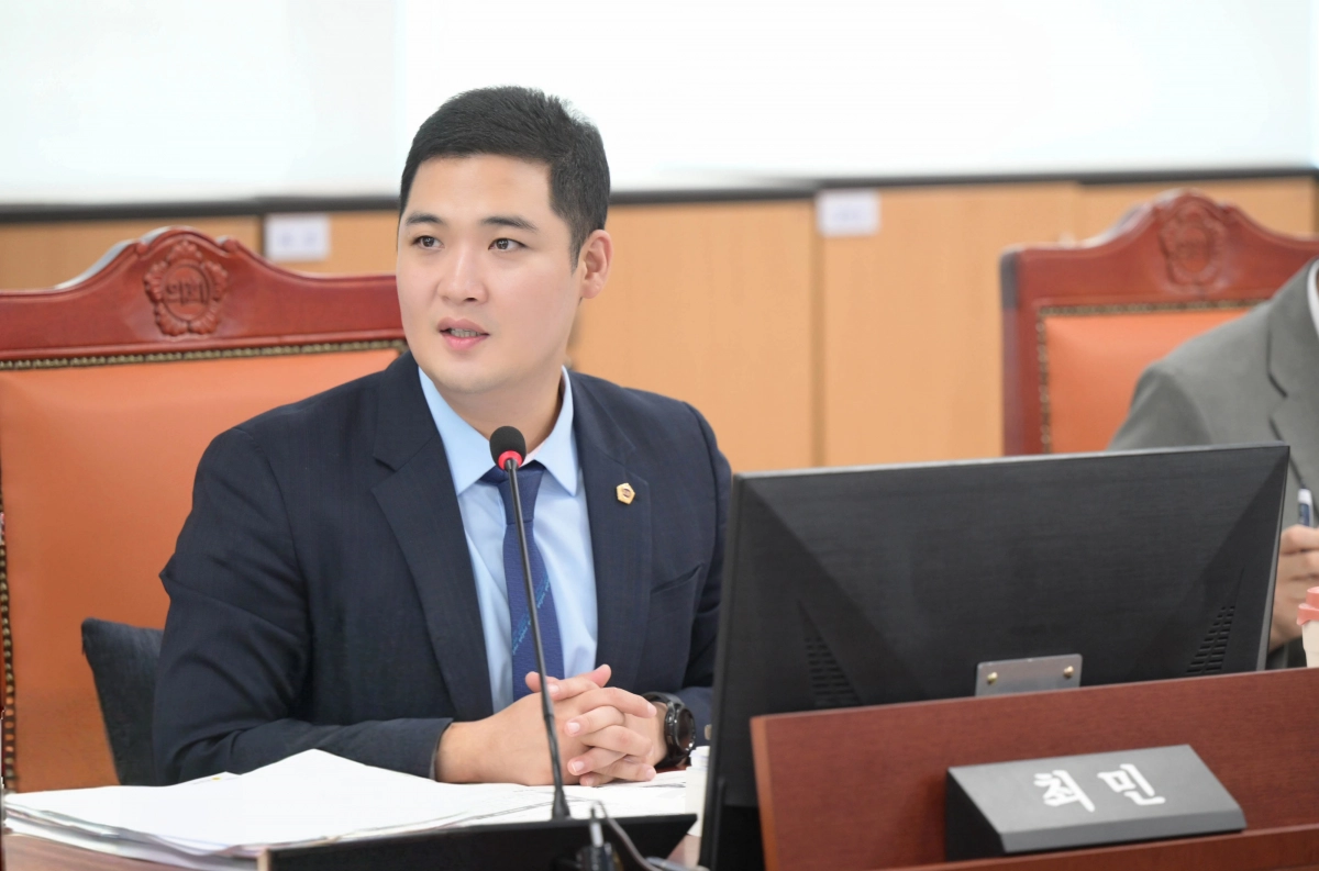 최민 의원. 9월 10일 경기도의회 여성가족평생교육국 상임위 회의실에서 경기도서관 주요업무보고를 받고 광역대표도서관으로서의 역할 정립과 철저한 개관 준비 당부. (사진=경기도의회)