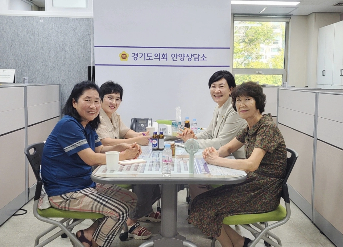 이채명 의원이 9월 10일 의회 안양상담소에서 대한적십자사 봉사회 안양시협의회 이점숙 회장, 어금명자 회장, 이유재 총무와 함께 정담회를 열고 기념촬영을 하고 있다. (사진=경기도의회)